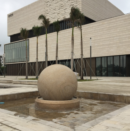 Скулптурата на Ксингянската камък създава най -голямата топка на Фън Шуй в континентален Китай в Джухай