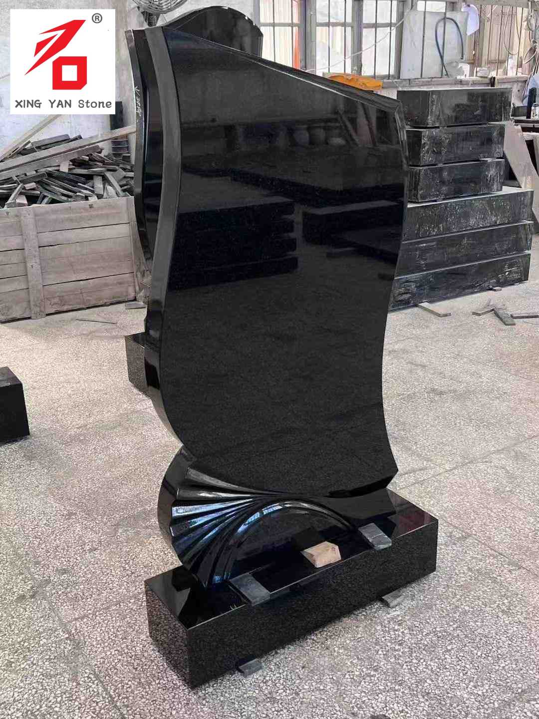 Художествен надгробен камък с черна форма