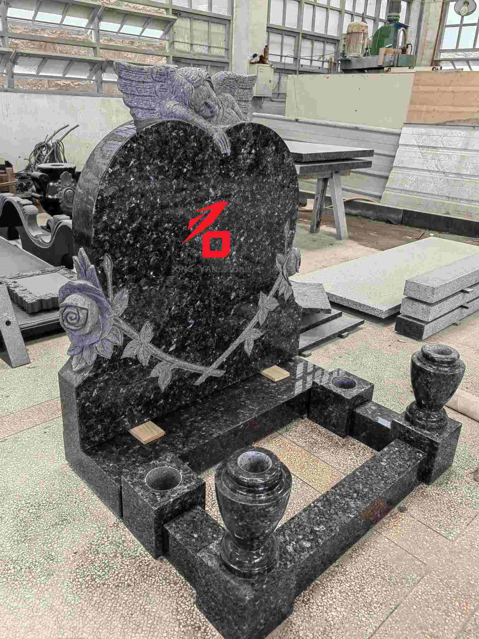 Мемориален надгробен паметник на ангел със синя перла от гранит във формата на сърце