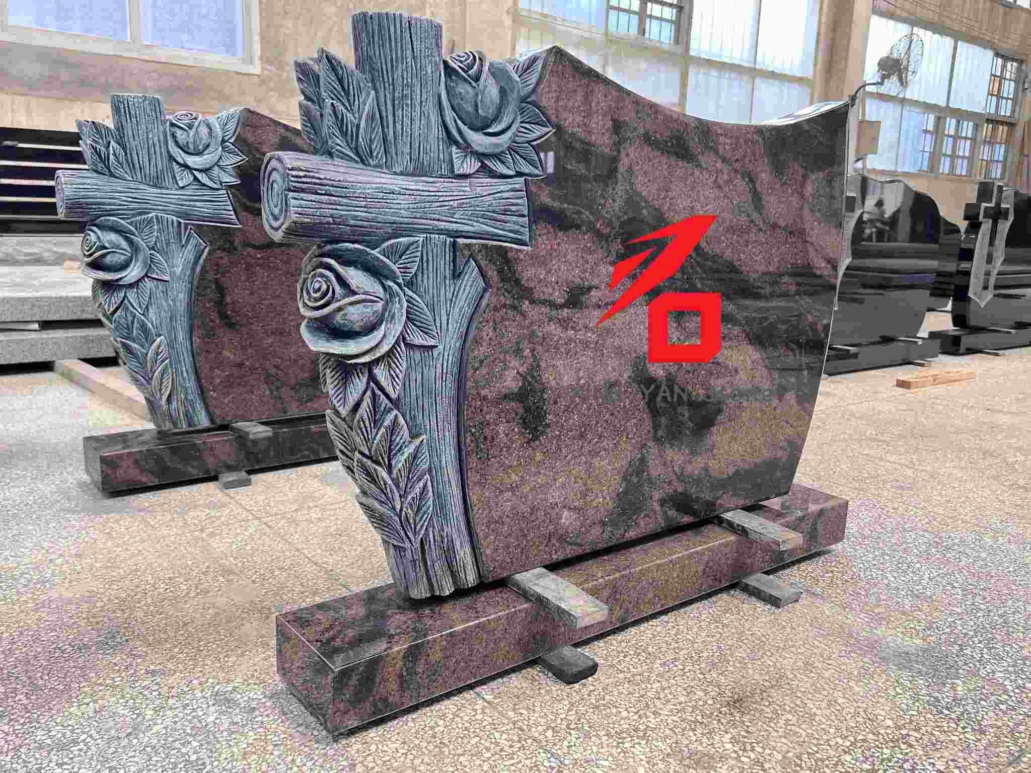 Мемориален надгробен камък с модел на роза и кръст