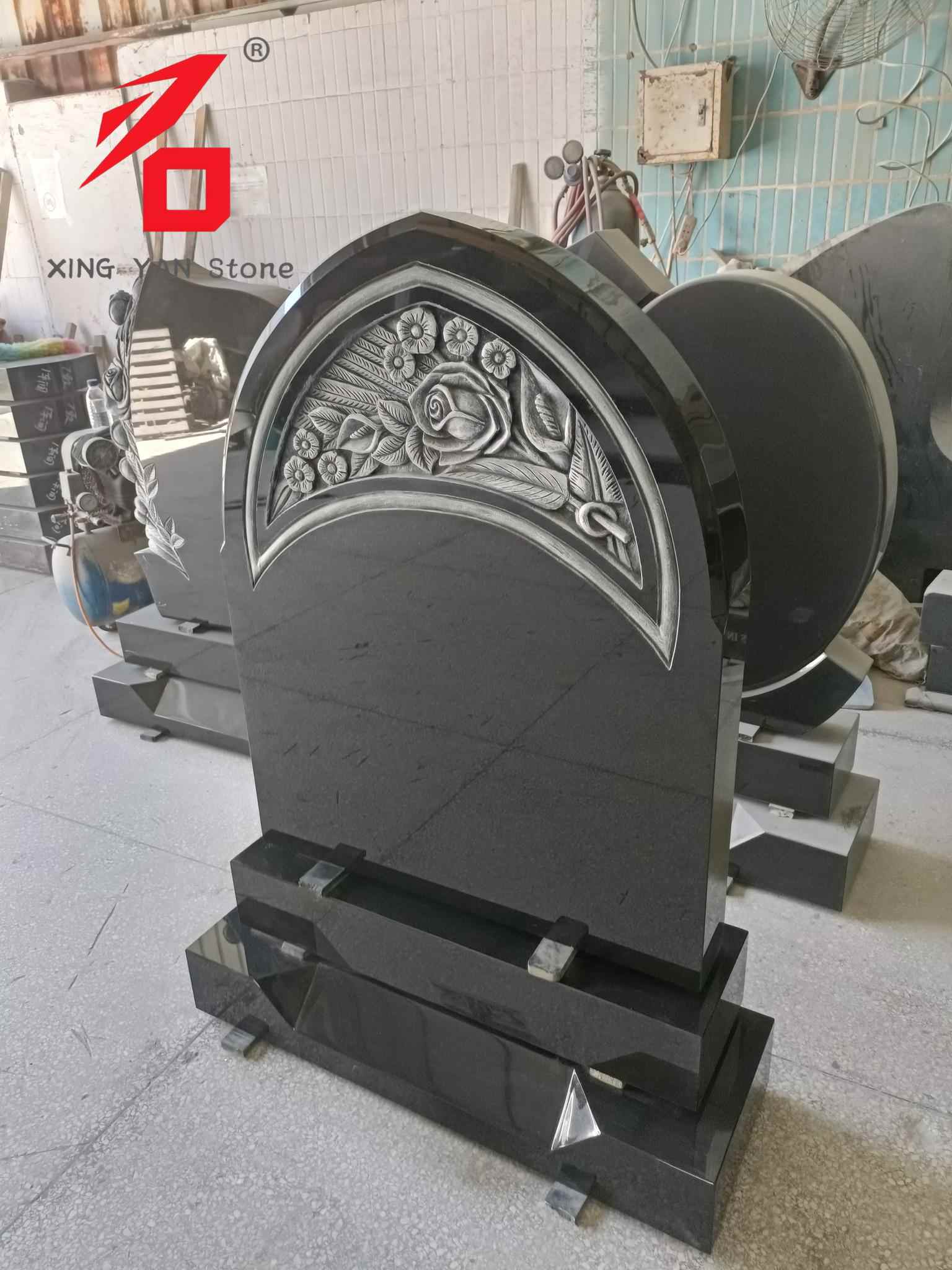 Надгробен камък с издълбана роза, извит надгробен камък от черен гранит